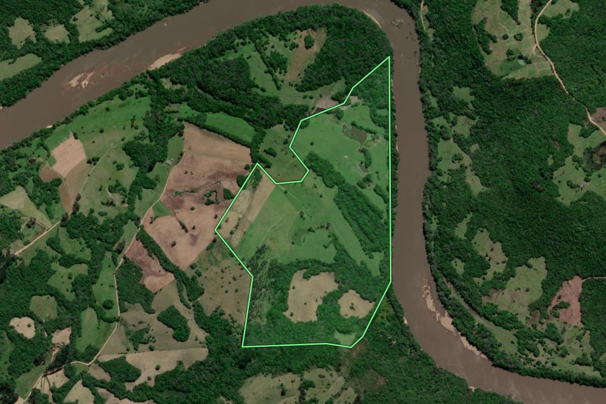 Imagem de satélite do imóvel rural em Cristal (RS), com o contorno declarado no CAR desenhado por cima.