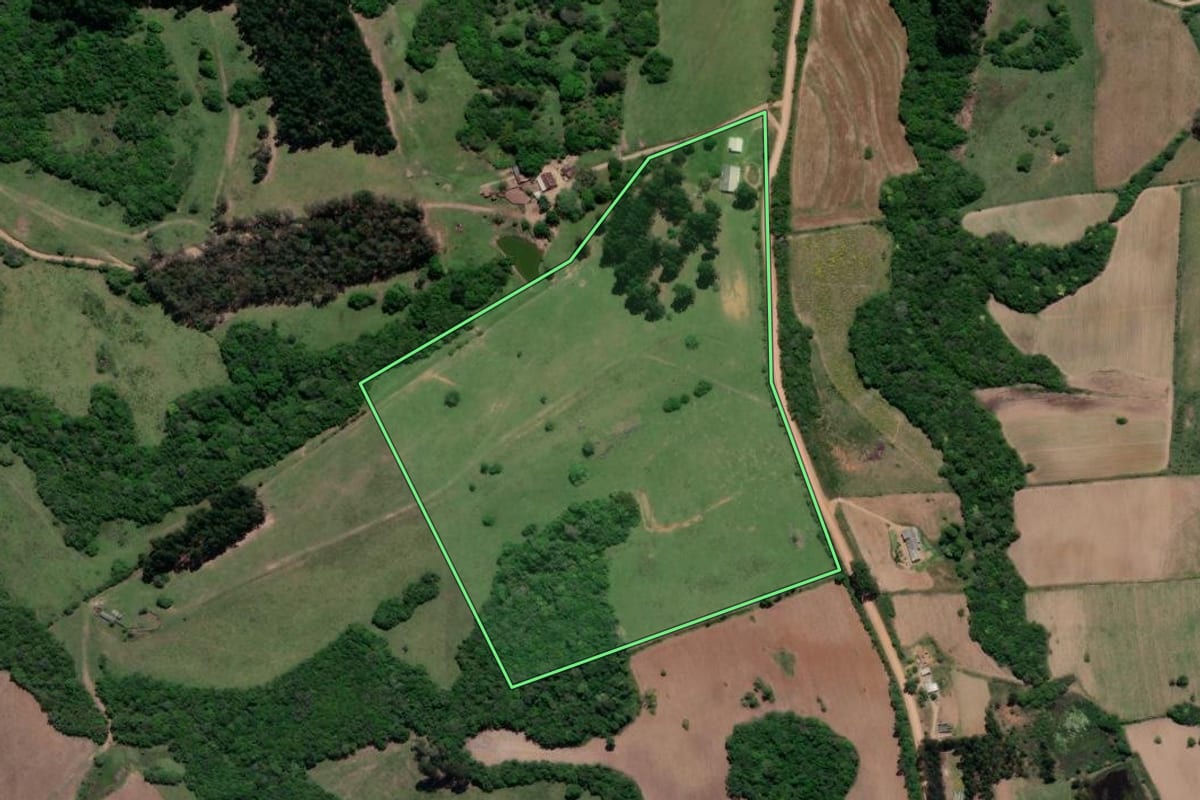 Imagem de satélite do imóvel rural em Cristal (RS), com o contorno declarado no CAR desenhado por cima.