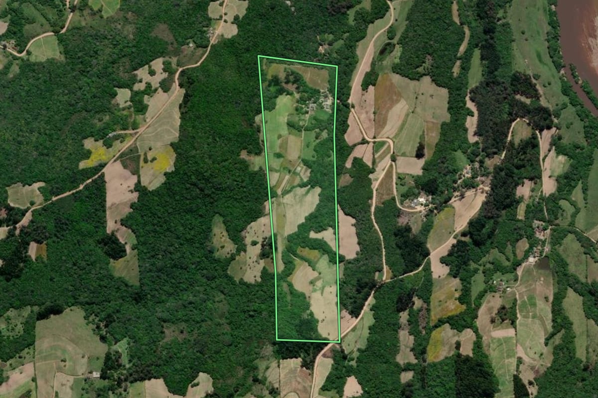 Imagem de satélite do imóvel rural em Cristal (RS), com o contorno declarado no CAR desenhado por cima.