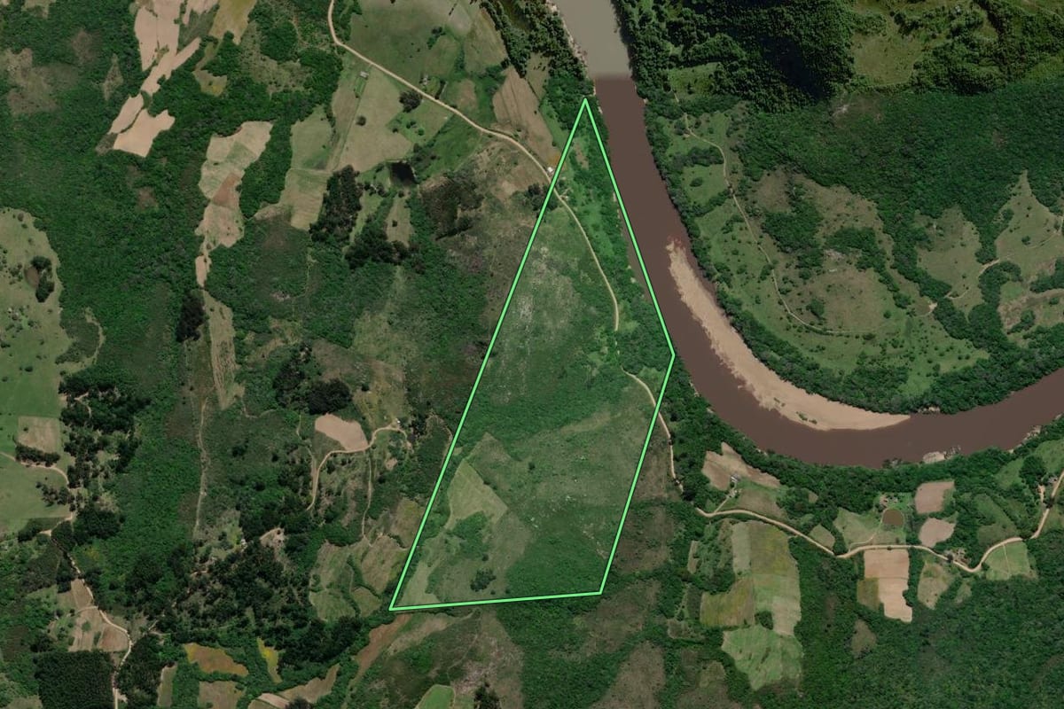 Imagem de satélite do imóvel rural em Cristal (RS), com o contorno declarado no CAR desenhado por cima.