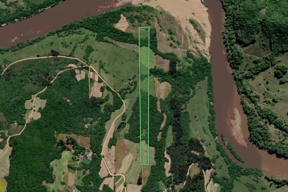 Imagem de satélite do imóvel rural em Cristal (RS), com o contorno declarado no CAR desenhado por cima.