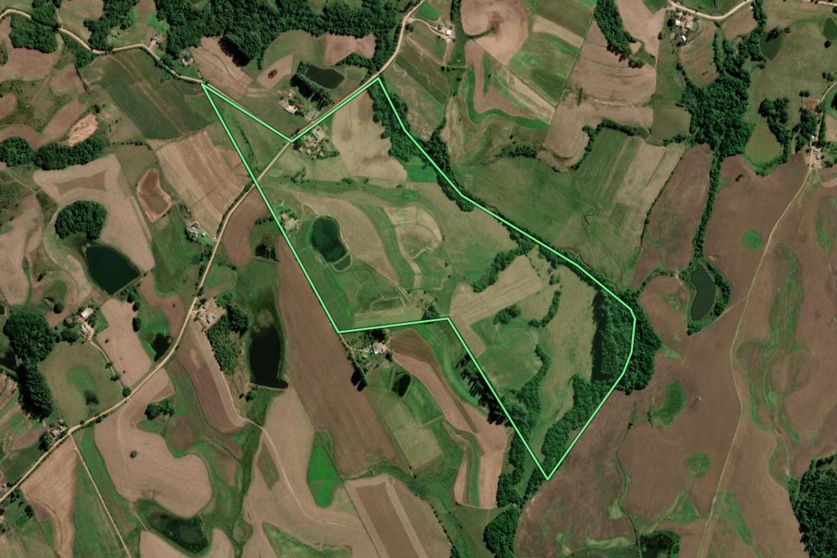 Imagem de satélite do imóvel rural em Cristal (RS), com o contorno declarado no CAR desenhado por cima.