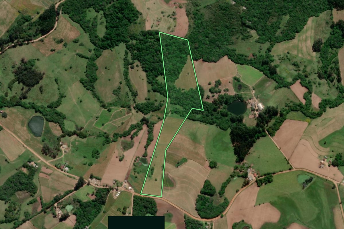 Imagem de satélite do imóvel rural em Cristal (RS), com o contorno declarado no CAR desenhado por cima.