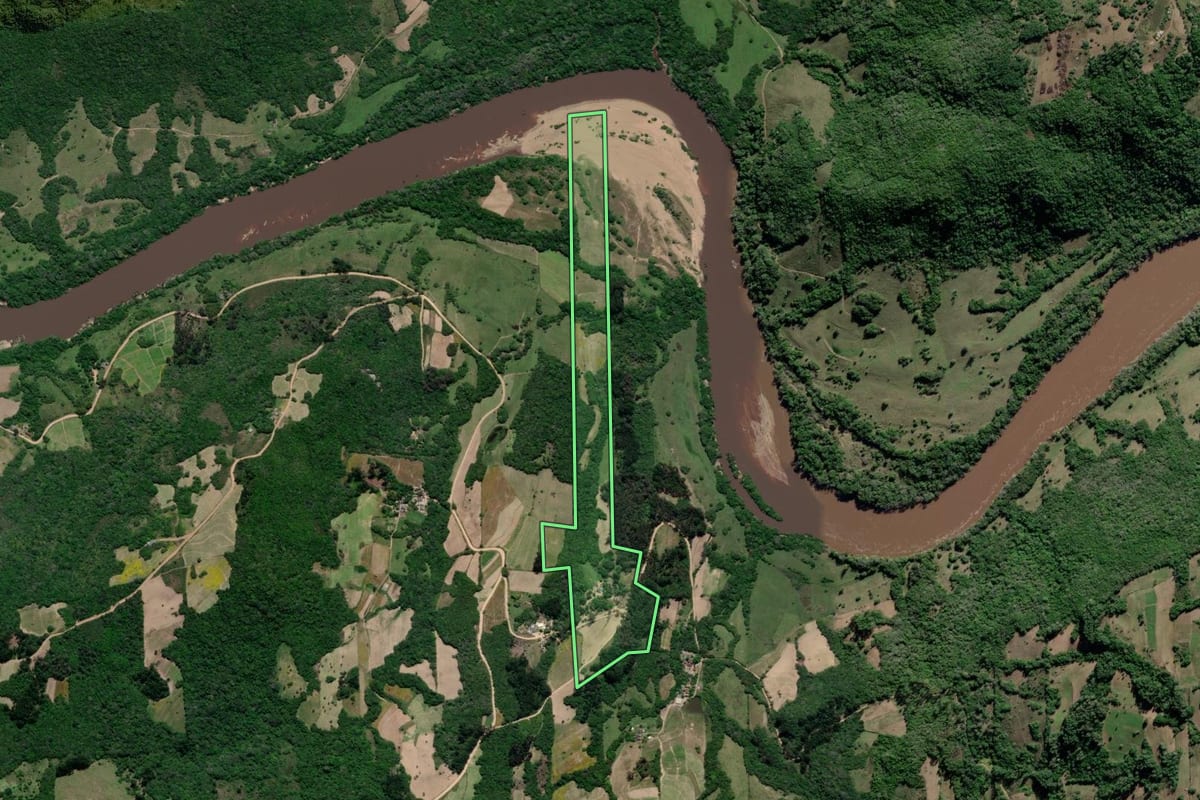 Imagem de satélite do imóvel rural em Cristal (RS), com o contorno declarado no CAR desenhado por cima.
