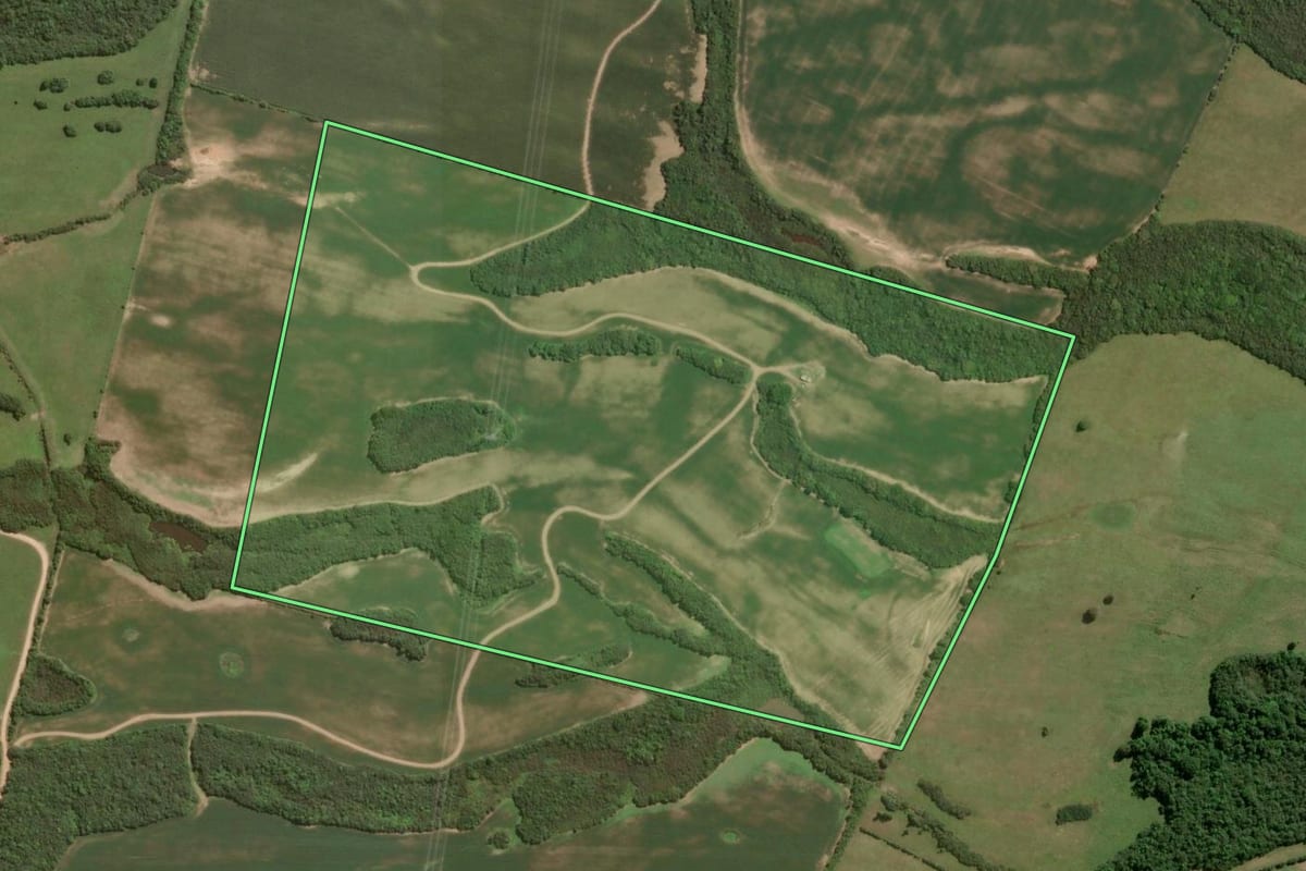 Imagem de satélite do imóvel rural em Cristal (RS), com o contorno declarado no CAR desenhado por cima.