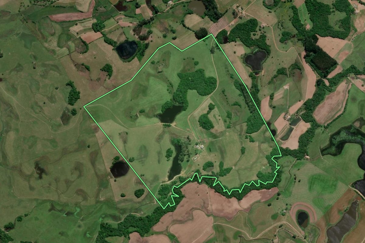 Imagem de satélite do imóvel rural em Cristal (RS), com o contorno declarado no CAR desenhado por cima.