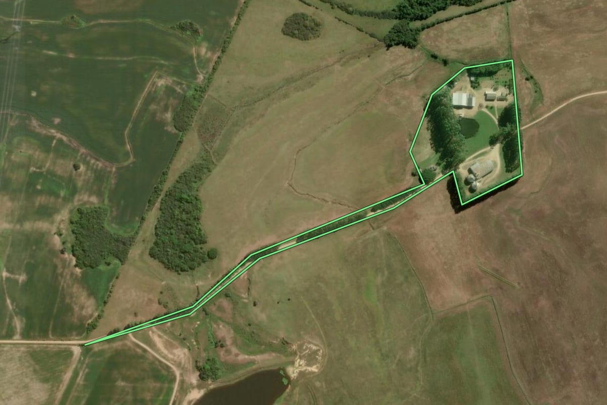 Imagem de satélite do imóvel rural em Cristal (RS), com o contorno declarado no CAR desenhado por cima.