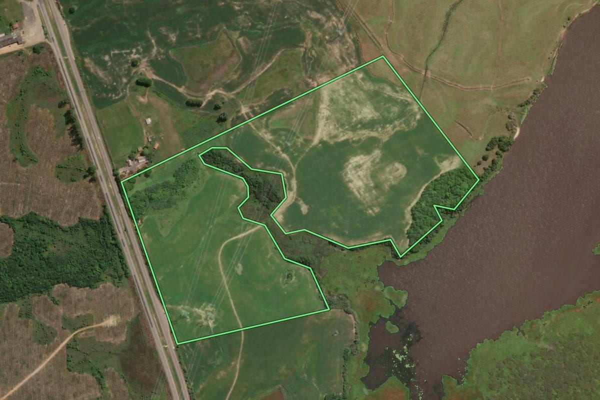 Imagem de satélite do imóvel rural em Cristal (RS), com o contorno declarado no CAR desenhado por cima.