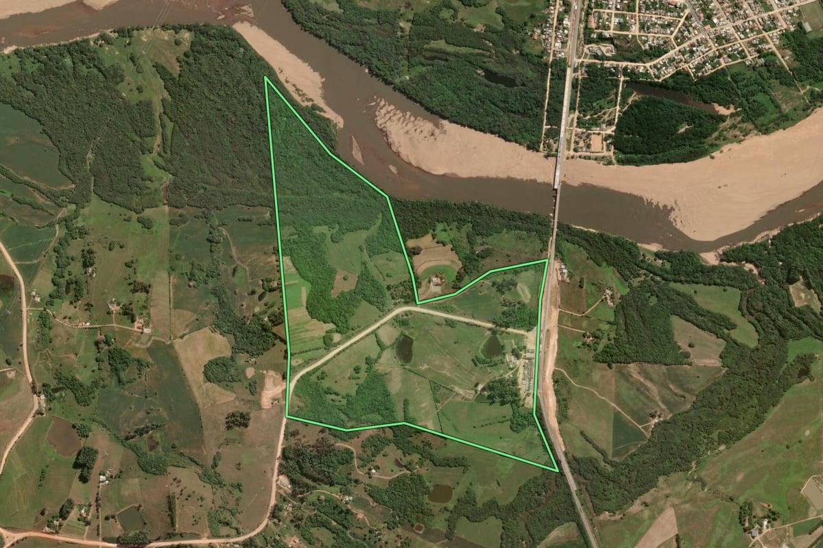 Imagem de satélite do imóvel rural em Cristal (RS), com o contorno declarado no CAR desenhado por cima.