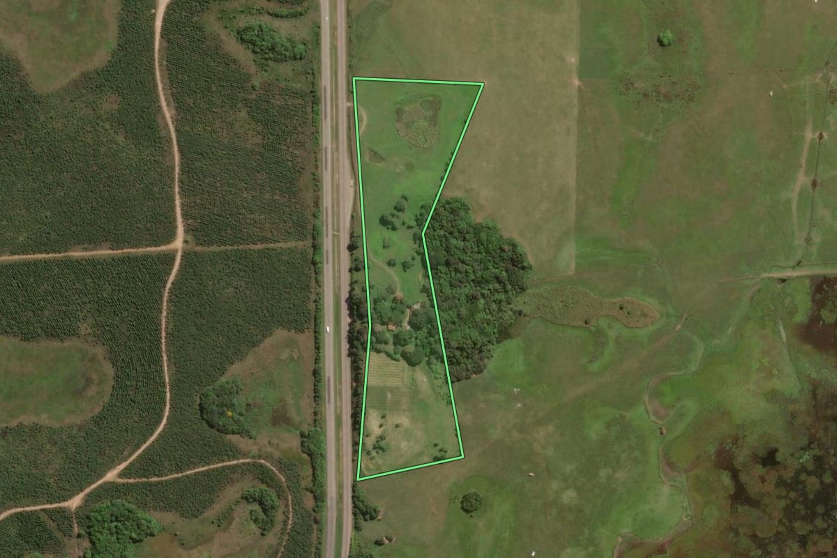 Imagem de satélite do imóvel rural em Cristal (RS), com o contorno declarado no CAR desenhado por cima.