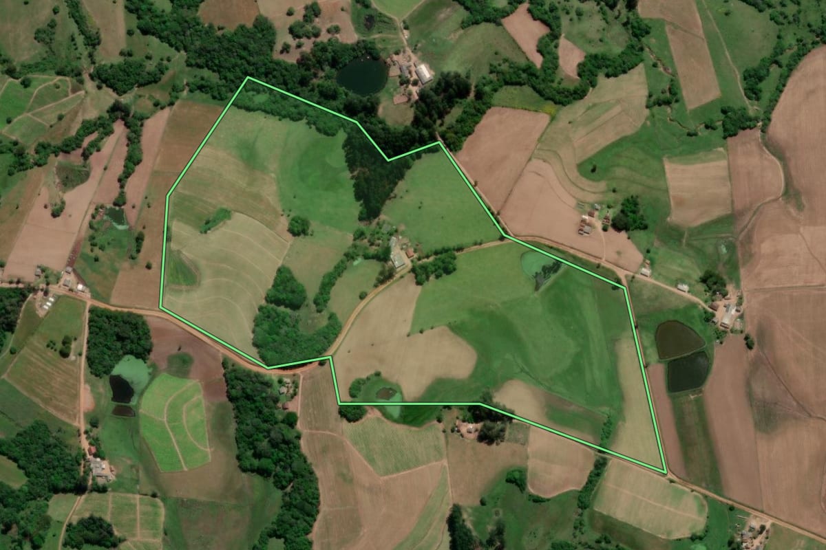 Imagem de satélite do imóvel rural em Cristal (RS), com o contorno declarado no CAR desenhado por cima.