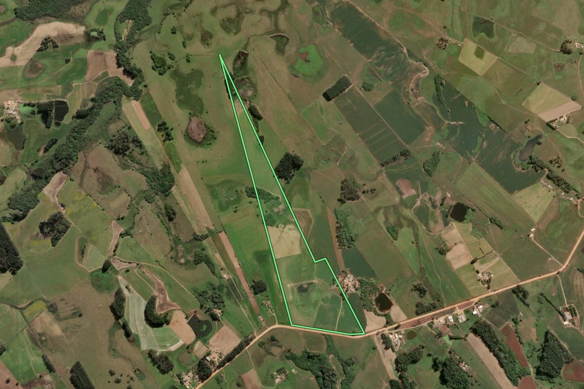 Imagem de satélite do imóvel rural em Cristal (RS), com o contorno declarado no CAR desenhado por cima.