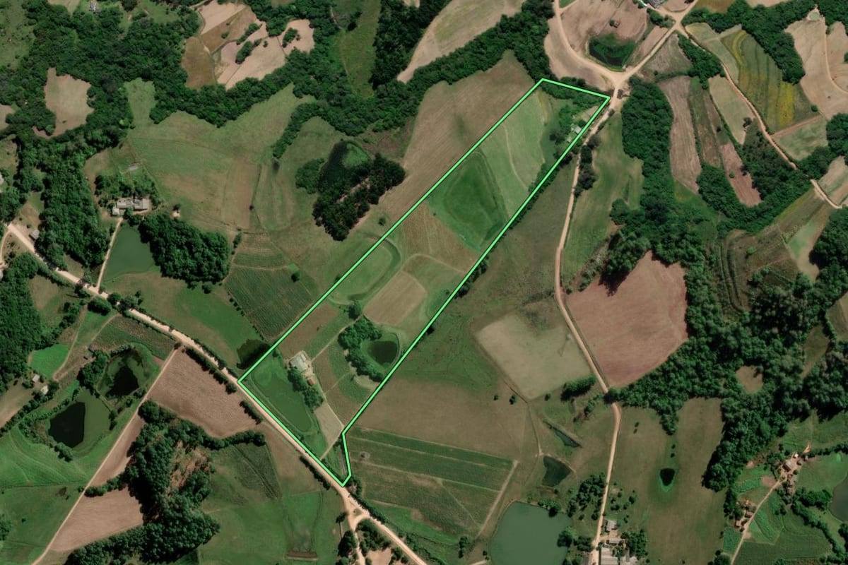 Imagem de satélite do imóvel rural em Cristal (RS), com o contorno declarado no CAR desenhado por cima.