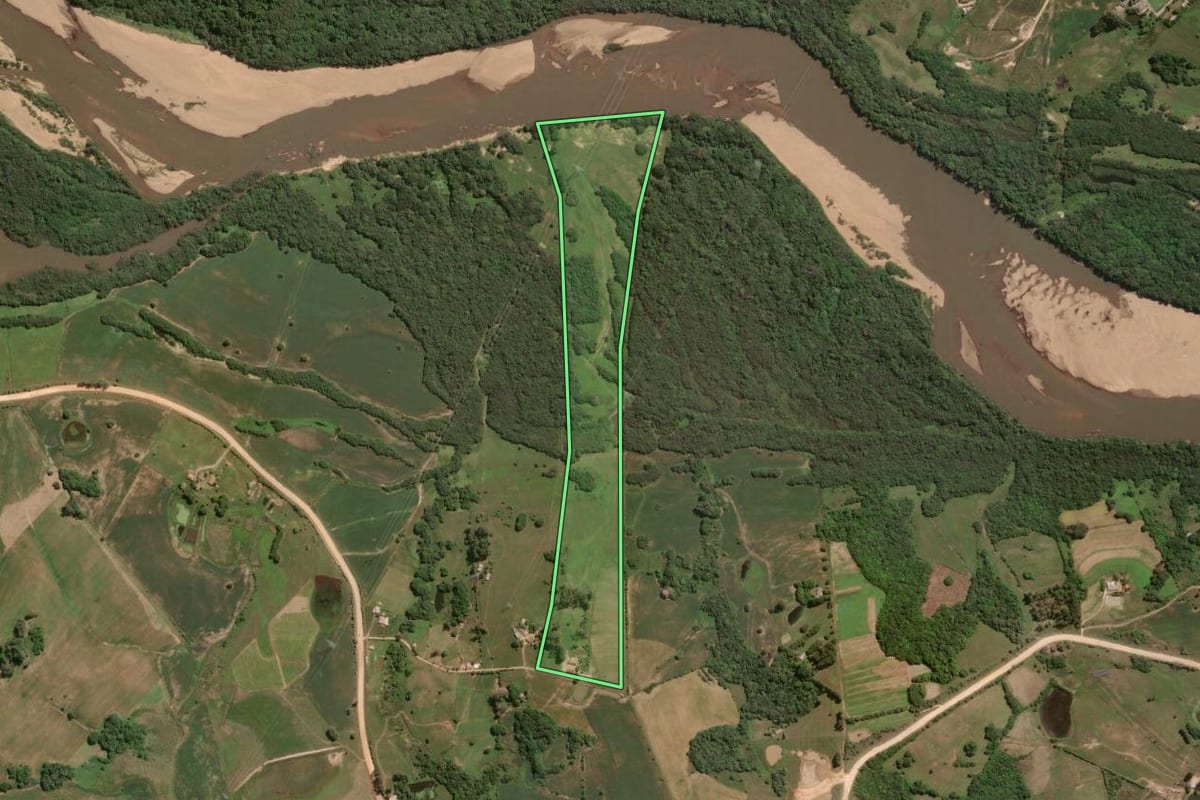 Imagem de satélite do imóvel rural em Cristal (RS), com o contorno declarado no CAR desenhado por cima.