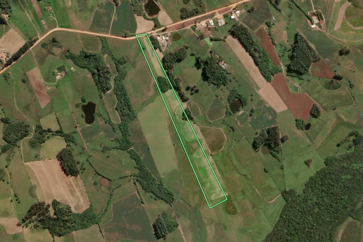Imagem de satélite do imóvel rural em Cristal (RS), com o contorno declarado no CAR desenhado por cima.