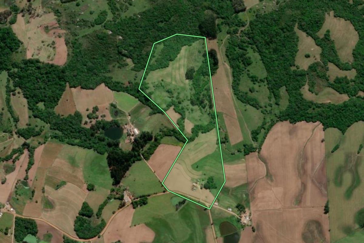 Imagem de satélite do imóvel rural em Cristal (RS), com o contorno declarado no CAR desenhado por cima.