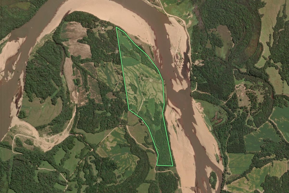 Imagem de satélite do imóvel rural em Cristal (RS), com o contorno declarado no CAR desenhado por cima.