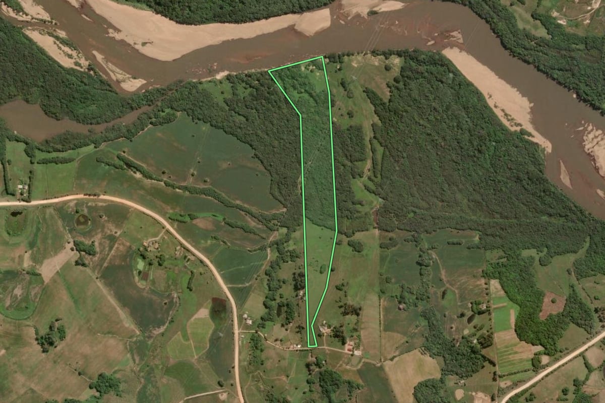 Imagem de satélite do imóvel rural em Cristal (RS), com o contorno declarado no CAR desenhado por cima.
