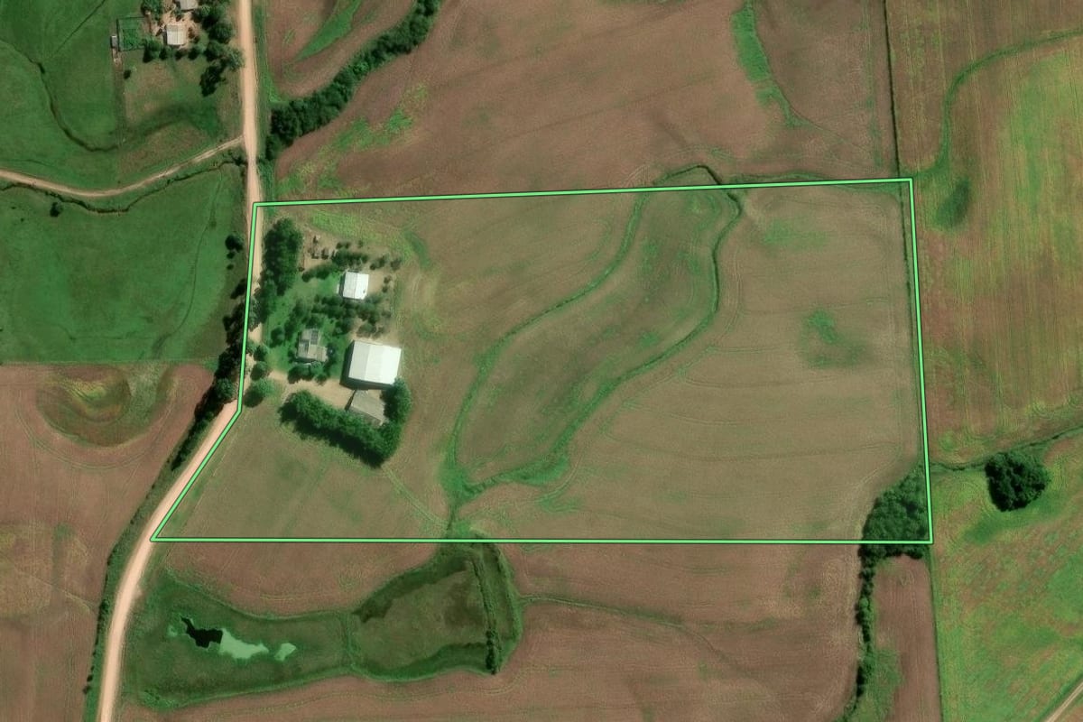 Imagem de satélite do imóvel rural em Cristal (RS), com o contorno declarado no CAR desenhado por cima.