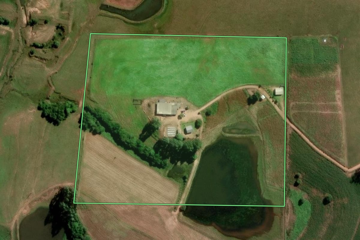 Imagem de satélite do imóvel rural em Cristal (RS), com o contorno declarado no CAR desenhado por cima.