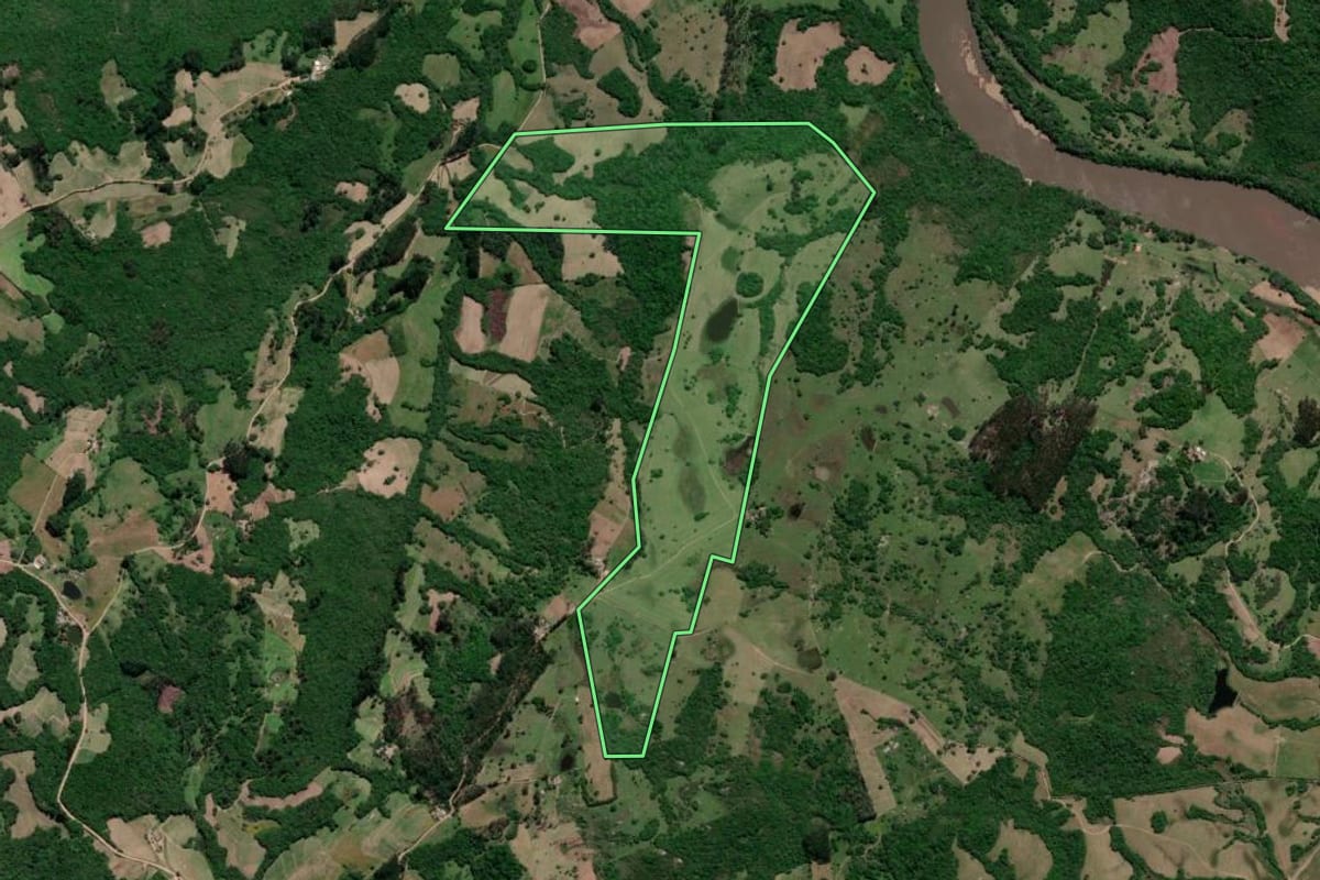 Imagem de satélite do imóvel rural em Cristal (RS), com o contorno declarado no CAR desenhado por cima.