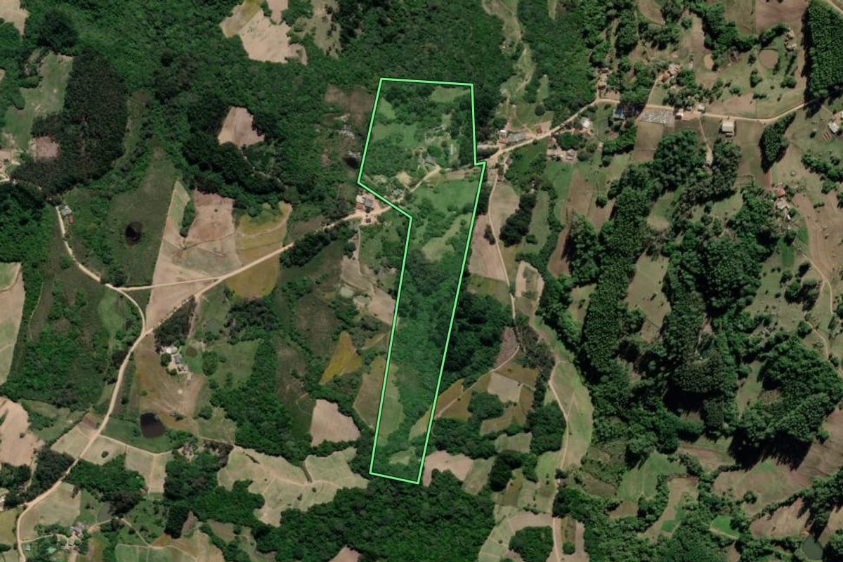 Imagem de satélite do imóvel rural em Cristal (RS), com o contorno declarado no CAR desenhado por cima.