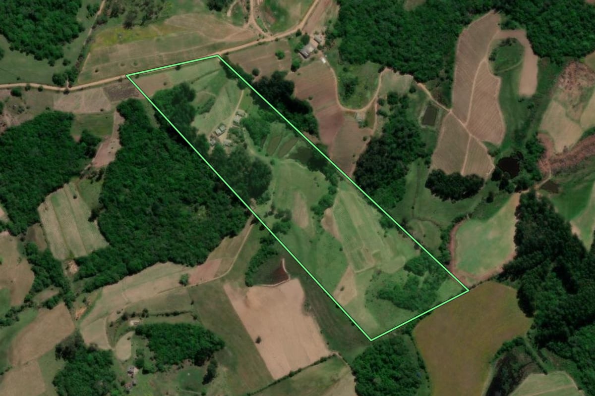 Imagem de satélite do imóvel rural em Cristal (RS), com o contorno declarado no CAR desenhado por cima.