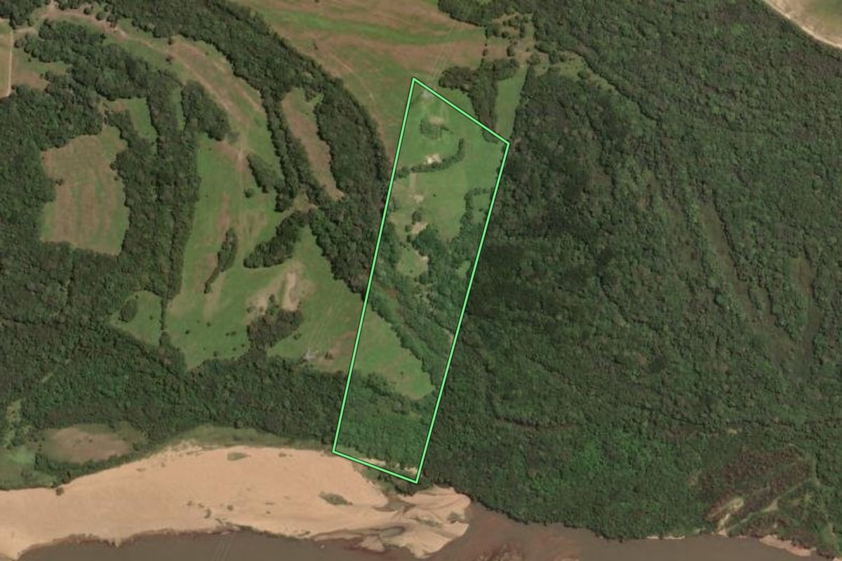 Imagem de satélite do imóvel rural em Cristal (RS), com o contorno declarado no CAR desenhado por cima.