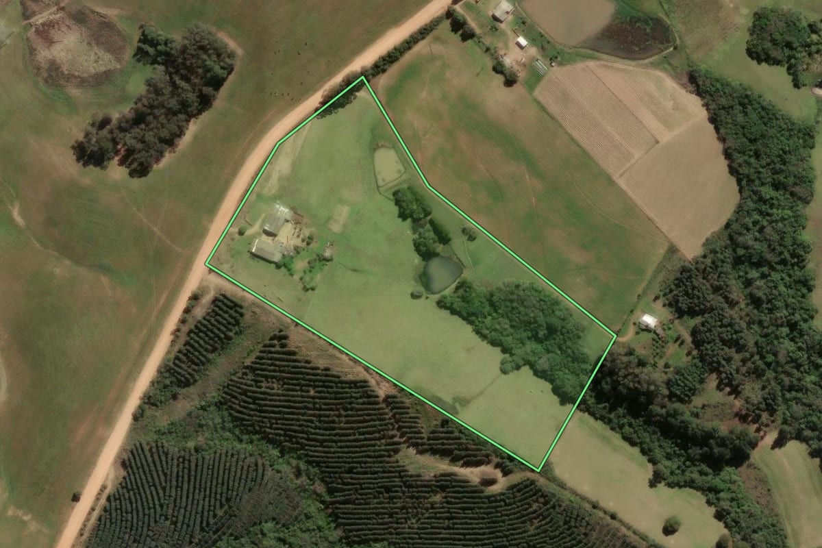 Imagem de satélite do imóvel rural em Cristal (RS), com o contorno declarado no CAR desenhado por cima.