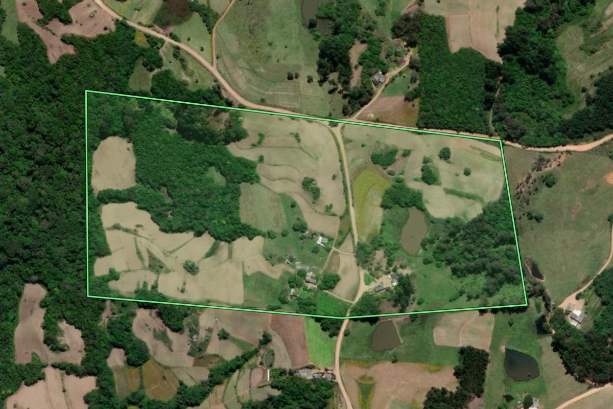Imagem de satélite do imóvel rural em Cristal (RS), com o contorno declarado no CAR desenhado por cima.