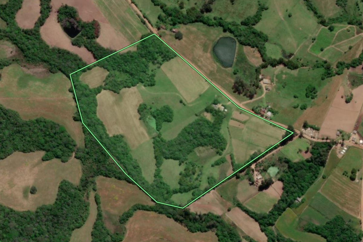 Imagem de satélite do imóvel rural em Cristal (RS), com o contorno declarado no CAR desenhado por cima.