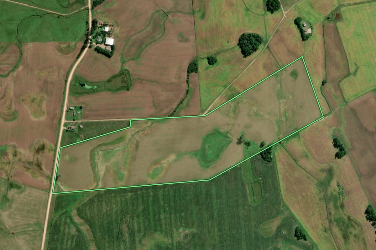 Imagem de satélite do imóvel rural em Cristal (RS), com o contorno declarado no CAR desenhado por cima.