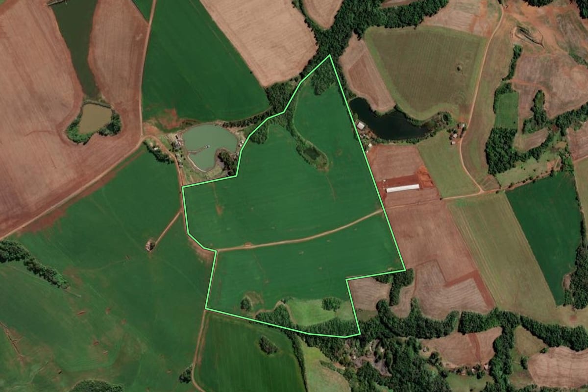 Imagem de satélite do imóvel rural em Cristal do Sul (RS), com o contorno declarado no CAR desenhado por cima.