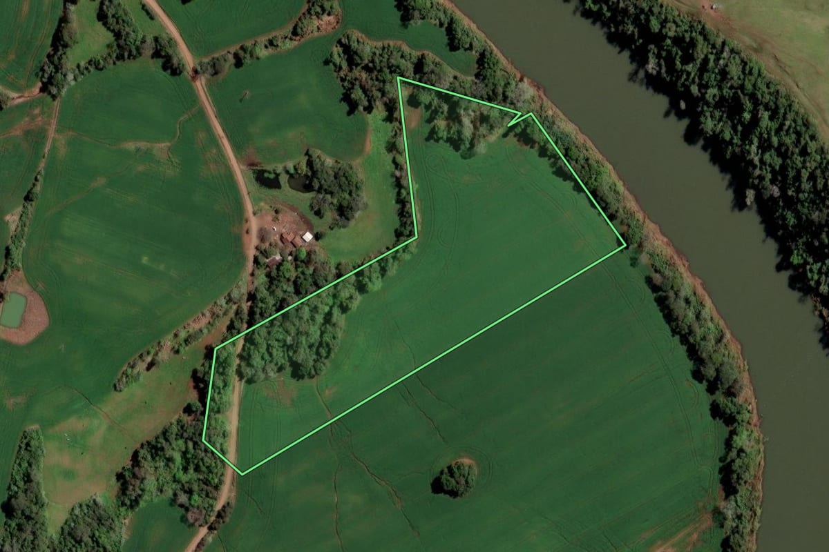 Imagem de satélite do imóvel rural em Cristal do Sul (RS), com o contorno declarado no CAR desenhado por cima.