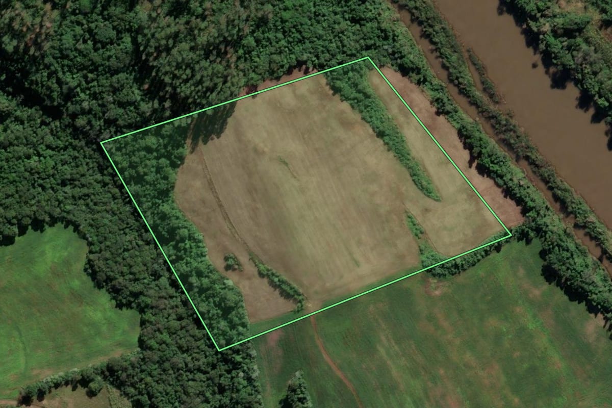 Imagem de satélite do imóvel rural em Cristal do Sul (RS), com o contorno declarado no CAR desenhado por cima.