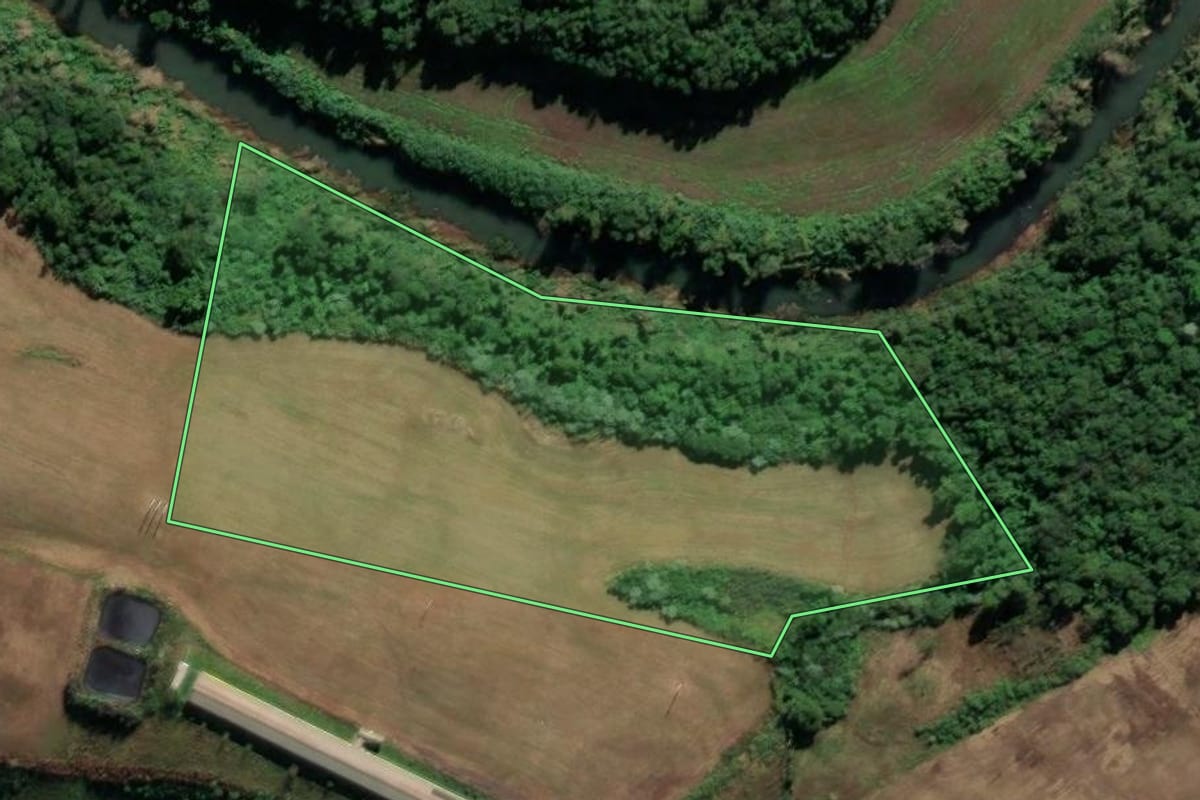 Imagem de satélite do imóvel rural em Cristal do Sul (RS), com o contorno declarado no CAR desenhado por cima.