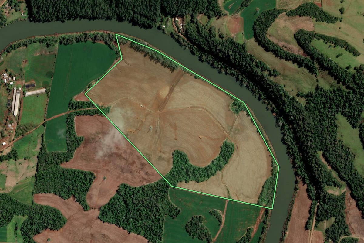 Imagem de satélite do imóvel rural em Cristal do Sul (RS), com o contorno declarado no CAR desenhado por cima.