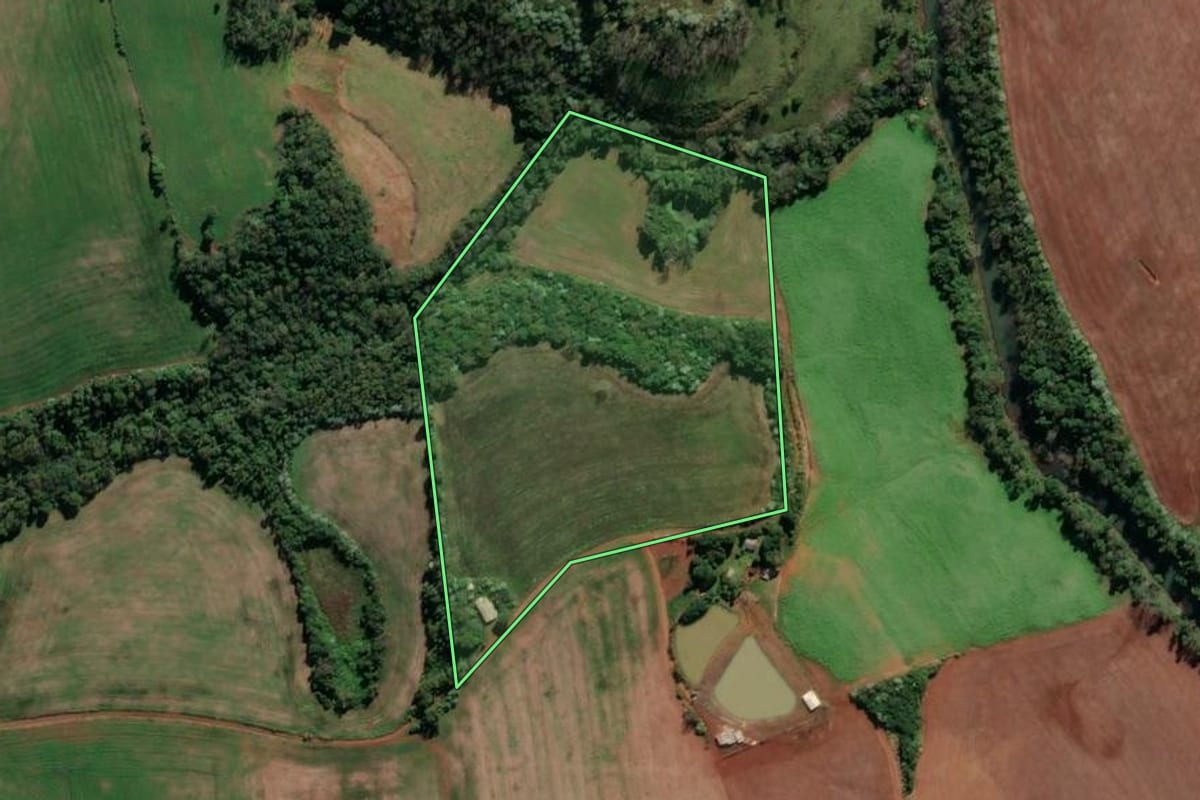 Imagem de satélite do imóvel rural em Cristal do Sul (RS), com o contorno declarado no CAR desenhado por cima.