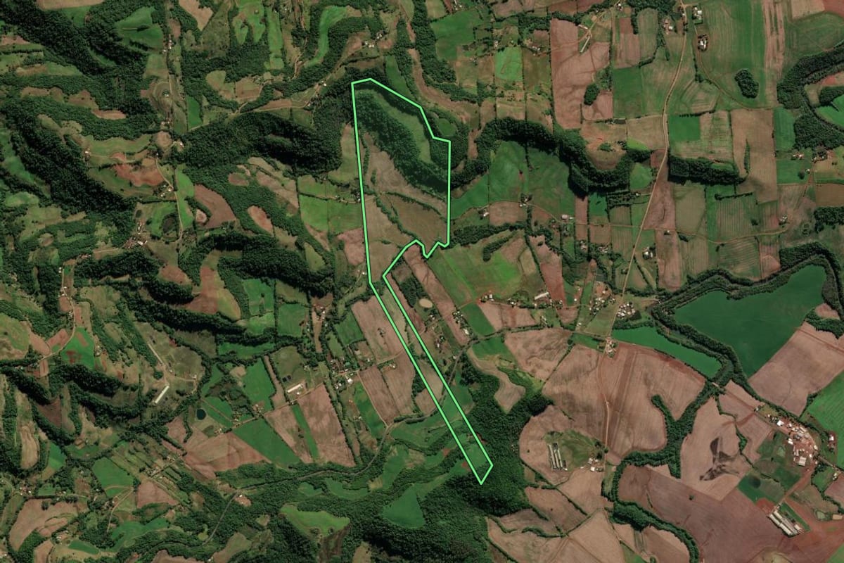 Imagem de satélite do imóvel rural em Cristal do Sul (RS), com o contorno declarado no CAR desenhado por cima.