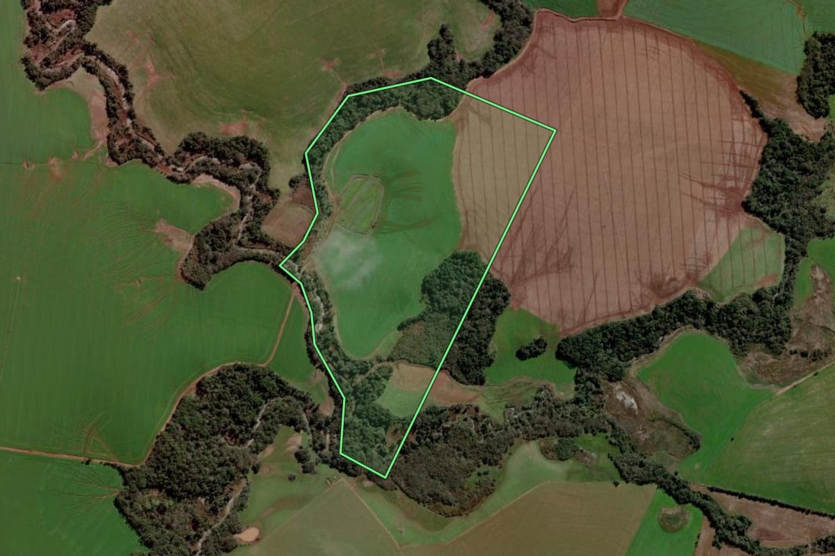 Imagem de satélite do imóvel rural em Cruz Alta (RS), com o contorno declarado no CAR desenhado por cima.