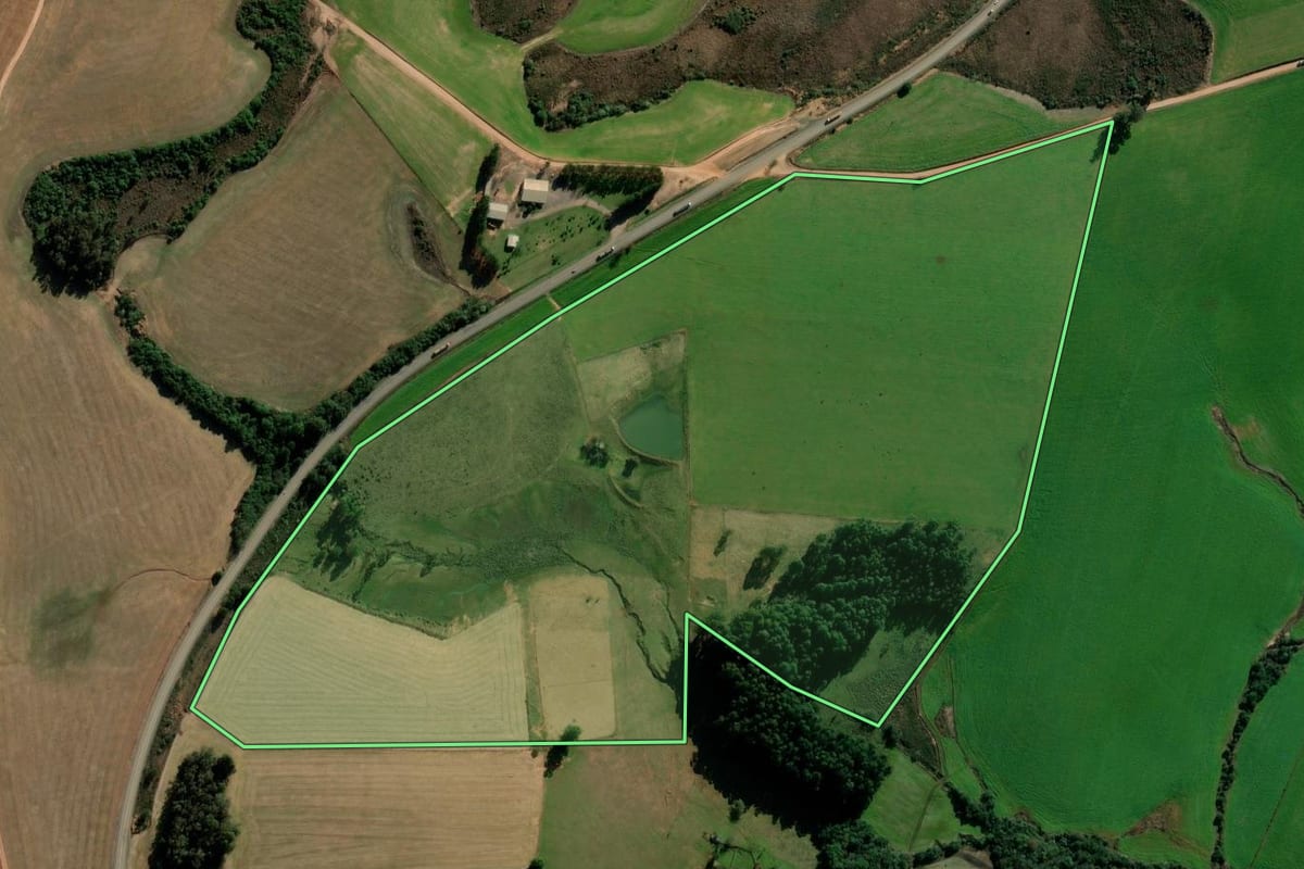 Imagem de satélite do imóvel rural em Cruz Alta (RS), com o contorno declarado no CAR desenhado por cima.