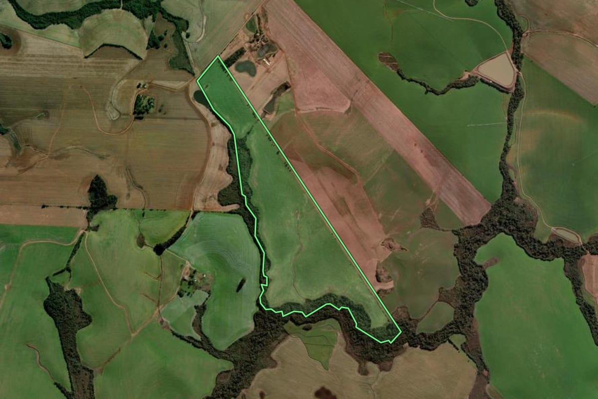 Imagem de satélite do imóvel rural em Cruz Alta (RS), com o contorno declarado no CAR desenhado por cima.