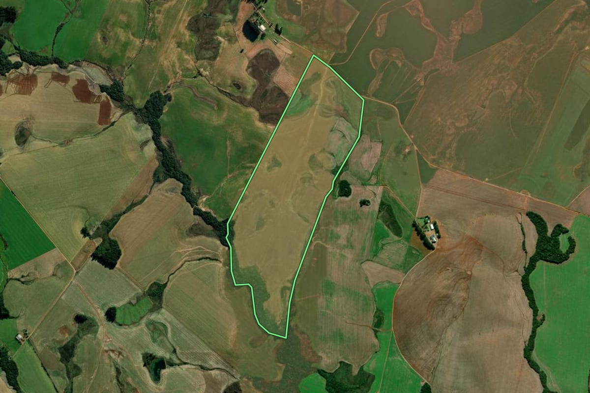 Imagem de satélite do imóvel rural em Cruz Alta (RS), com o contorno declarado no CAR desenhado por cima.