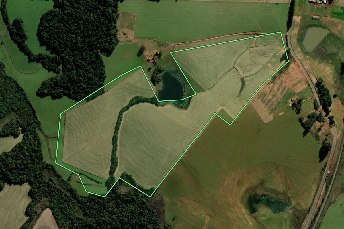Imagem de satélite do imóvel rural em Cruz Alta (RS), com o contorno declarado no CAR desenhado por cima.
