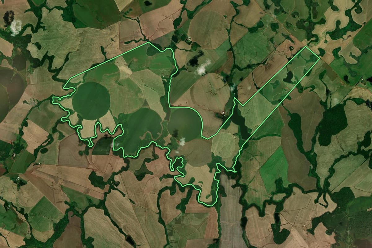 Imagem de satélite do imóvel rural em Cruz Alta (RS), com o contorno declarado no CAR desenhado por cima.