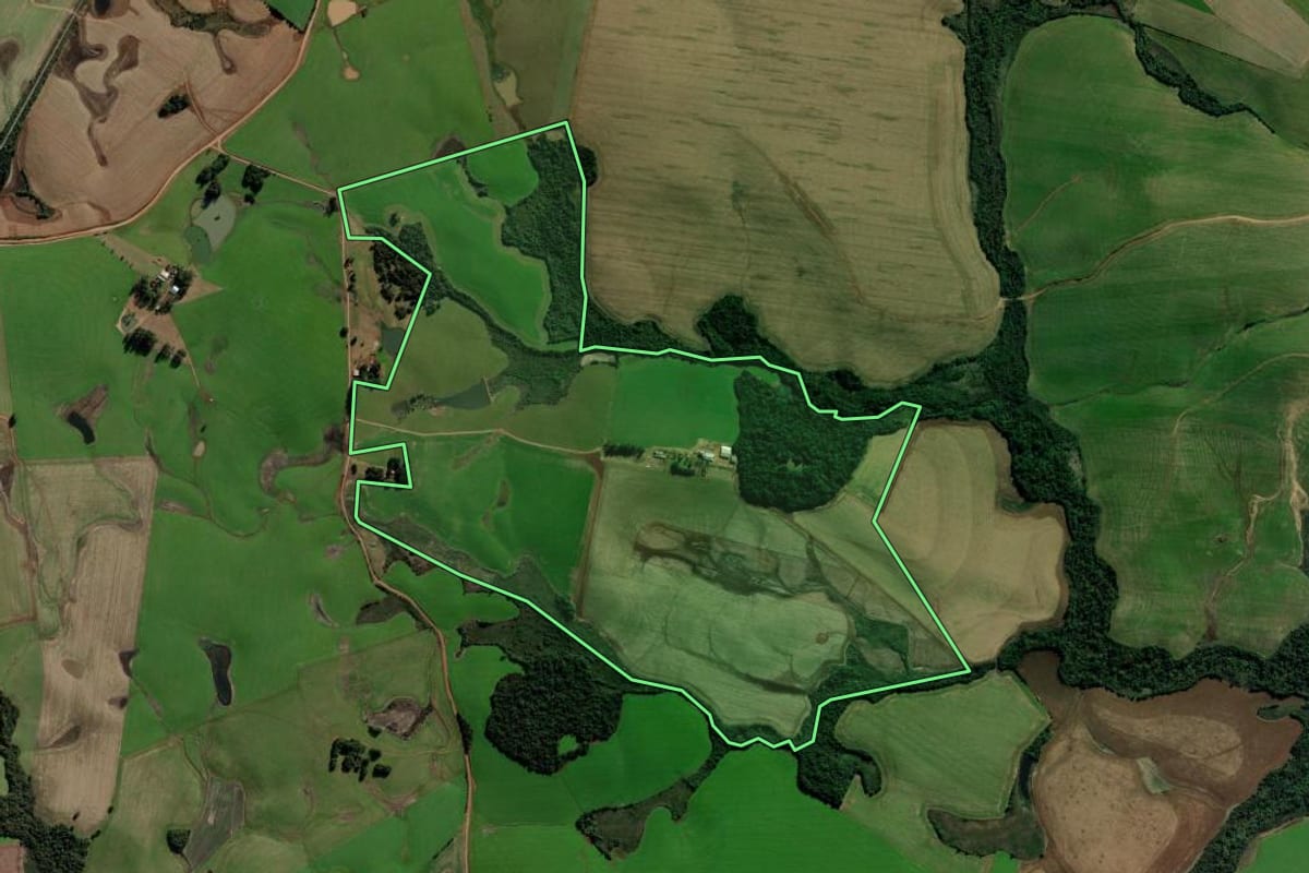 Imagem de satélite do imóvel rural em Cruz Alta (RS), com o contorno declarado no CAR desenhado por cima.