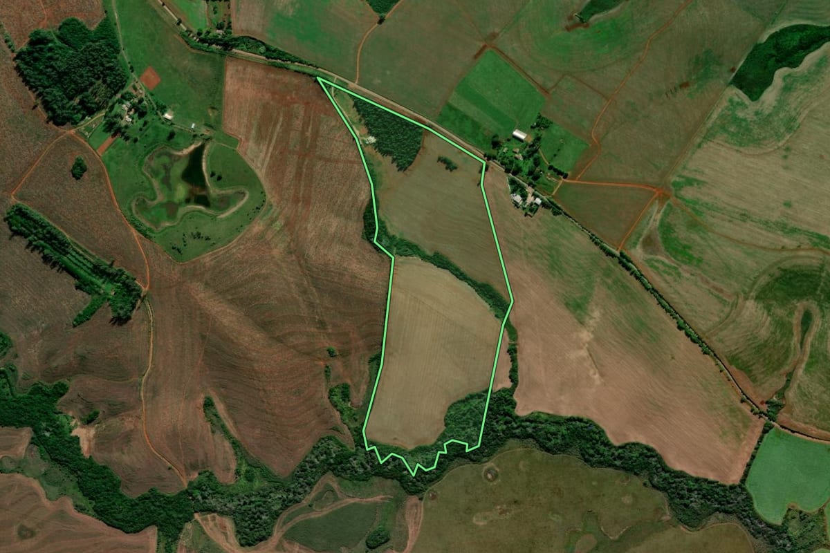 Imagem de satélite do imóvel rural em Cruz Alta (RS), com o contorno declarado no CAR desenhado por cima.