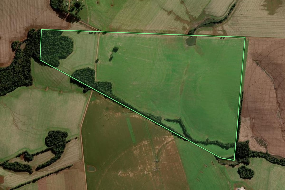 Imagem de satélite do imóvel rural em Cruz Alta (RS), com o contorno declarado no CAR desenhado por cima.