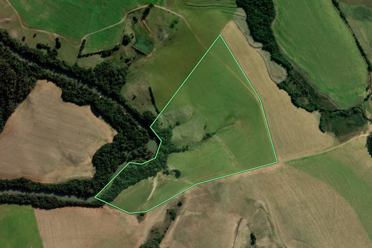 Imagem de satélite do imóvel rural em Cruz Alta (RS), com o contorno declarado no CAR desenhado por cima.