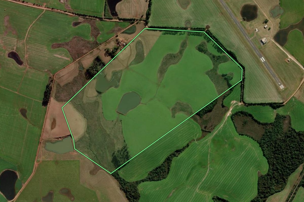 Imagem de satélite do imóvel rural em Cruz Alta (RS), com o contorno declarado no CAR desenhado por cima.
